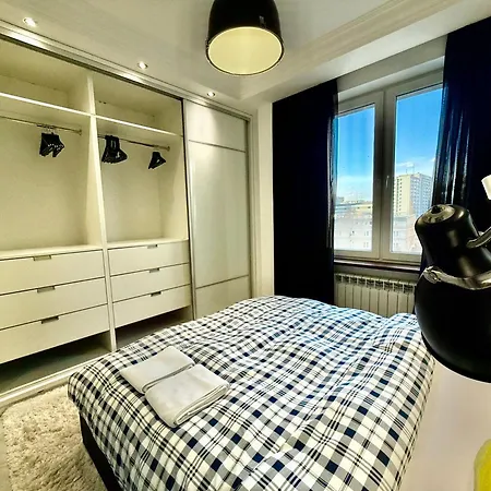 Class Metro Fast Wifi 100 Mbs 70'tv Netflix Hbo Max Disney+ Appletv+ Apartment Warsaw