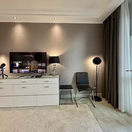 Class Metro Fast Wifi 100 Mbs 70'tv Netflix Hbo Max Disney+ Appletv+ Apartment Warsaw