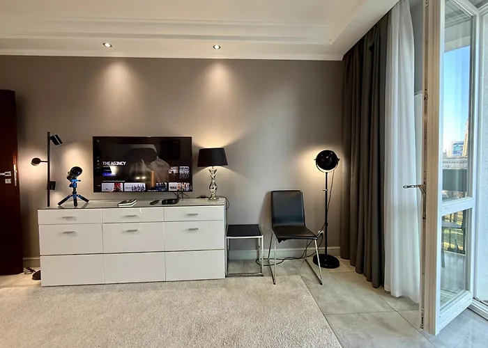 Class Metro Fast Wifi 100 Mbs 70'tv Netflix Hbo Max Disney+ Appletv+ Apartment Warsaw