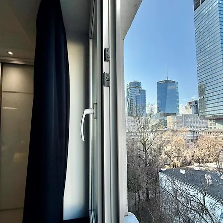 아파트 Class Metro Fast Wifi 100 Mbs 70'tv Netflix Hbo Max Disney+ Appletv+ 바르샤바