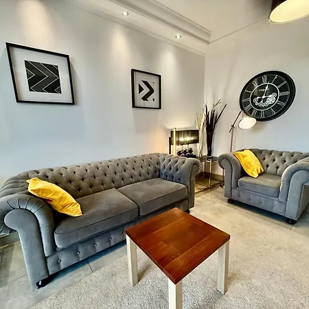 아파트 Class Metro Fast Wifi 100 Mbs 70'tv Netflix Hbo Max Disney+ Appletv+ 바르샤바