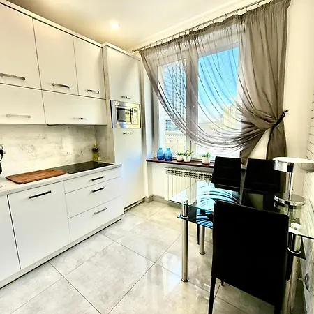 아파트 Class Metro Fast Wifi 100 Mbs 70'tv Netflix Hbo Max Disney+ Appletv+ 바르샤바
